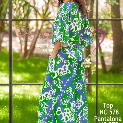 Conjunto feminino estampado em ambiente exterior com relva e árvores