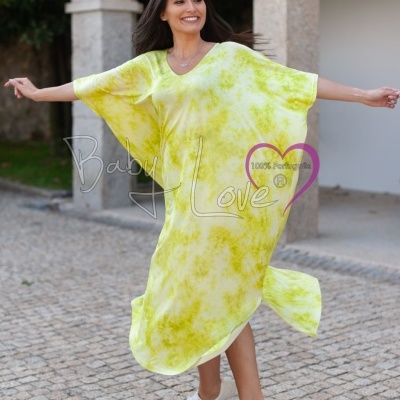 Vestido amarelo tie-dye com sapatilhas brancas em ambiente externo