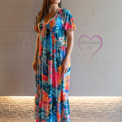 Vestido comprido com padrão floral colorido usado por mulher