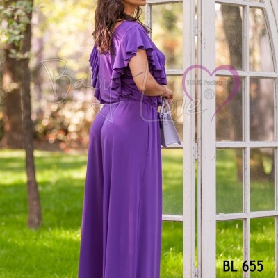 Macacão feminino roxo com babados, mangas curtas e calças largas ao ar livre