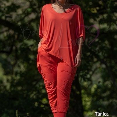 Conjunto feminino laranja com túnica e calças ao ar livre