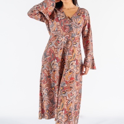 Vestido comprido estampado em tons quentes com botas castanhas