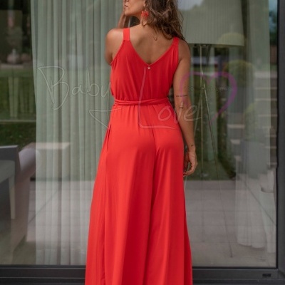 Macacão comprido vermelho com alças largas em ambiente interior