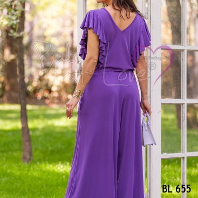 Macacão feminino roxo com decote em V nas costas e manga curta