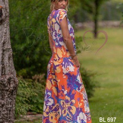 Vestido comprido com padrão floral colorido em ambiente exterior