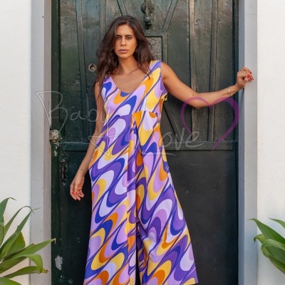 Macacão feminino colorido com padrão ondulado em porta verde escura