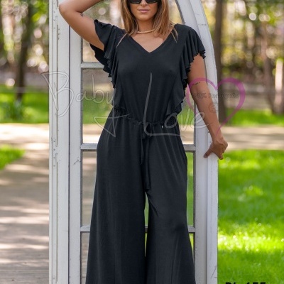 Macacão preto com mangas franzidas e cinto, em ambiente exterior