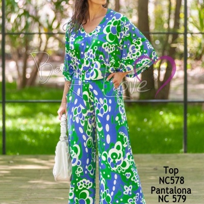 Conjunto feminino floral azul, verde e branco com top de mangas largas e pantalona fluída exterior