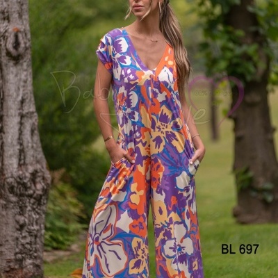 Macacão feminino floral colorido com decote em V e bolsos.