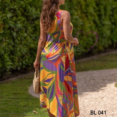 Vestido comprido colorido com padrão abstrato usado por mulher ao ar livre