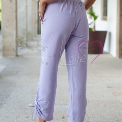 Calças lilás com laços decorativos na bainha, cós elástico, ao ar livre