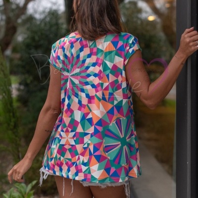 T-shirt feminina colorida com padrão geométrico vista de costas
