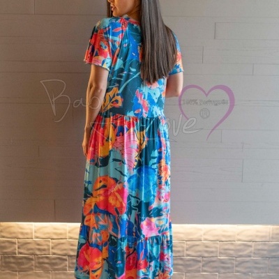 Vestido longo com estampado floral colorido visto de costas.