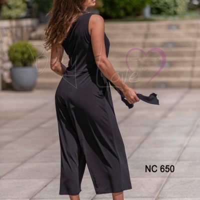 Macacão preto de perna larga até à panturrilha num ambiente urbano