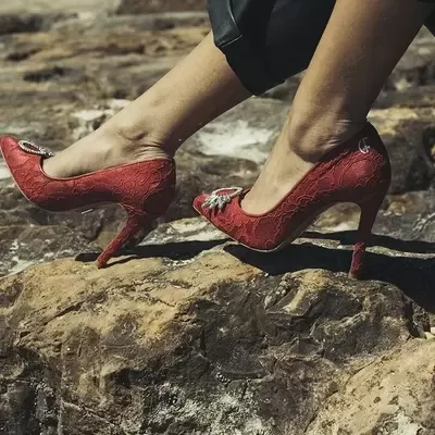 SAPATOS RENDA COM APLICAÇÃO