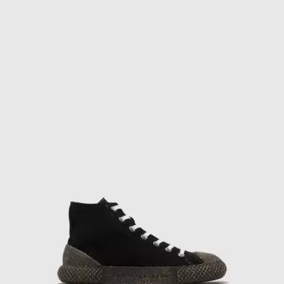 Ténis altos pretos com atacadores brancos e sola texturizada castanha