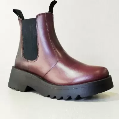 Bota Chelsea castanha com elástico preto lateral e sola preta grossa