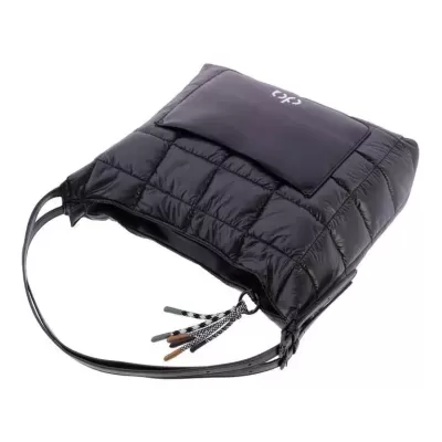 Mala preta tipo tote acolchoada com alças finas e cordões trançados