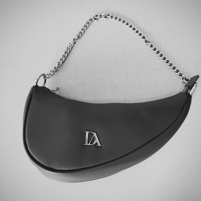 Mala preta em pele com alça de corrente e logótipo DA