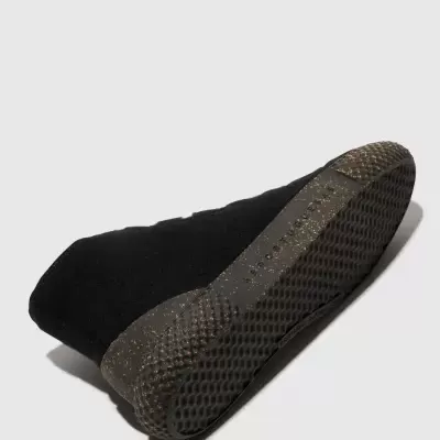 Sapatilha preta com sola preta texturizada vista de baixo