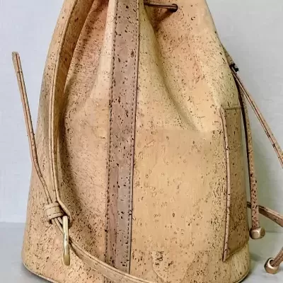 Mala de ombro tipo saco em cortiça natural com fecho de cordão