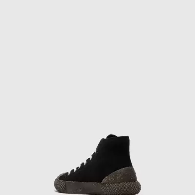 Tênis alto preto com sola cinza texturizada