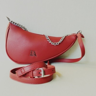 mala de ombro vermelha em couro sintético com corrente prateada e alça ajustável