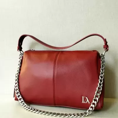 Mala de mão em pele vermelha com alça e corrente prateada
