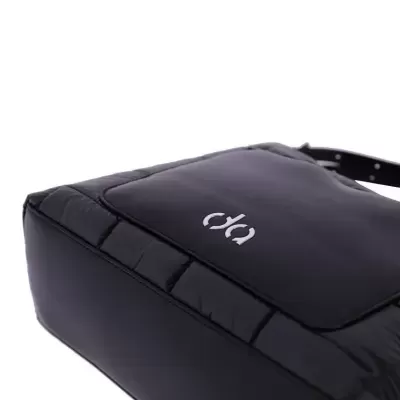 Mala de mão preta brilhante acolchoada com logótipo 