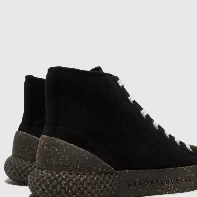 Ténis altos pretos com sola castanha escura e atacadores brancos