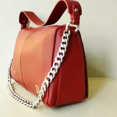 Mala de mão vermelha com alça em corrente metálica prateada