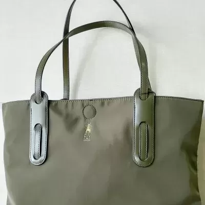 Mala de mão verde-oliva com alças finas e logótipo dourado