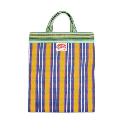Saco de tecido riscas azul, amarelo e branco com alças verdes e etiqueta KITSCH KITCHEN