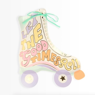 Painel decorativo em forma de patim de madeira com dizeres coloridos e fita azul para pendurar