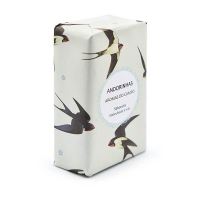 Embalagem retangular de papel com padrão de andorinhas e etiqueta com texto