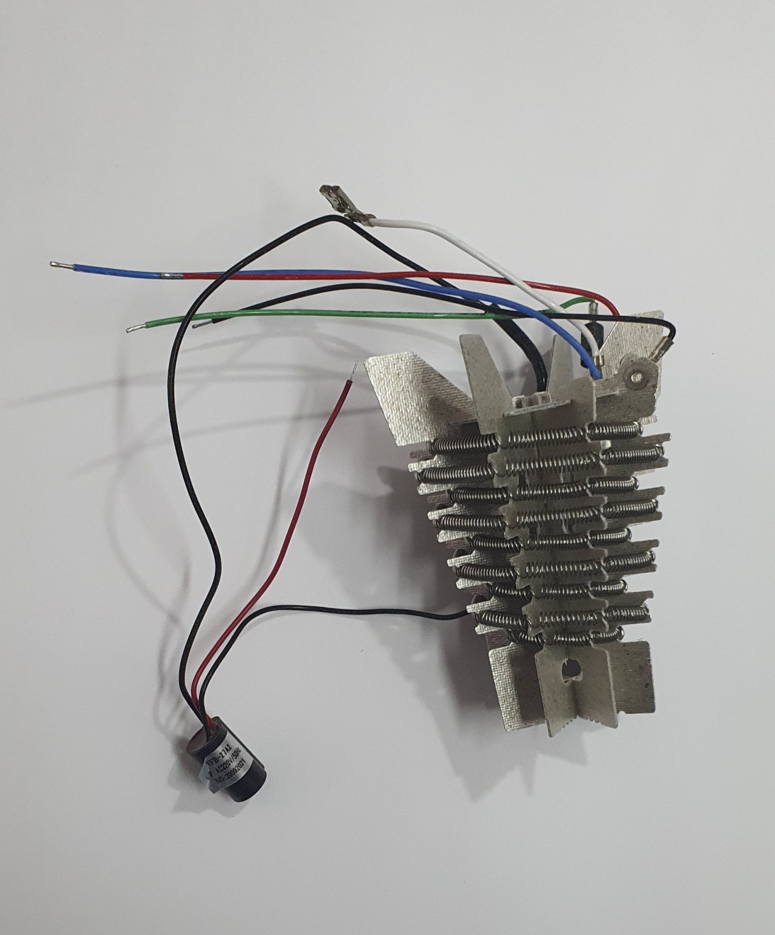 Resistor de aquecimento com fios coloridos e lâminas metálicas