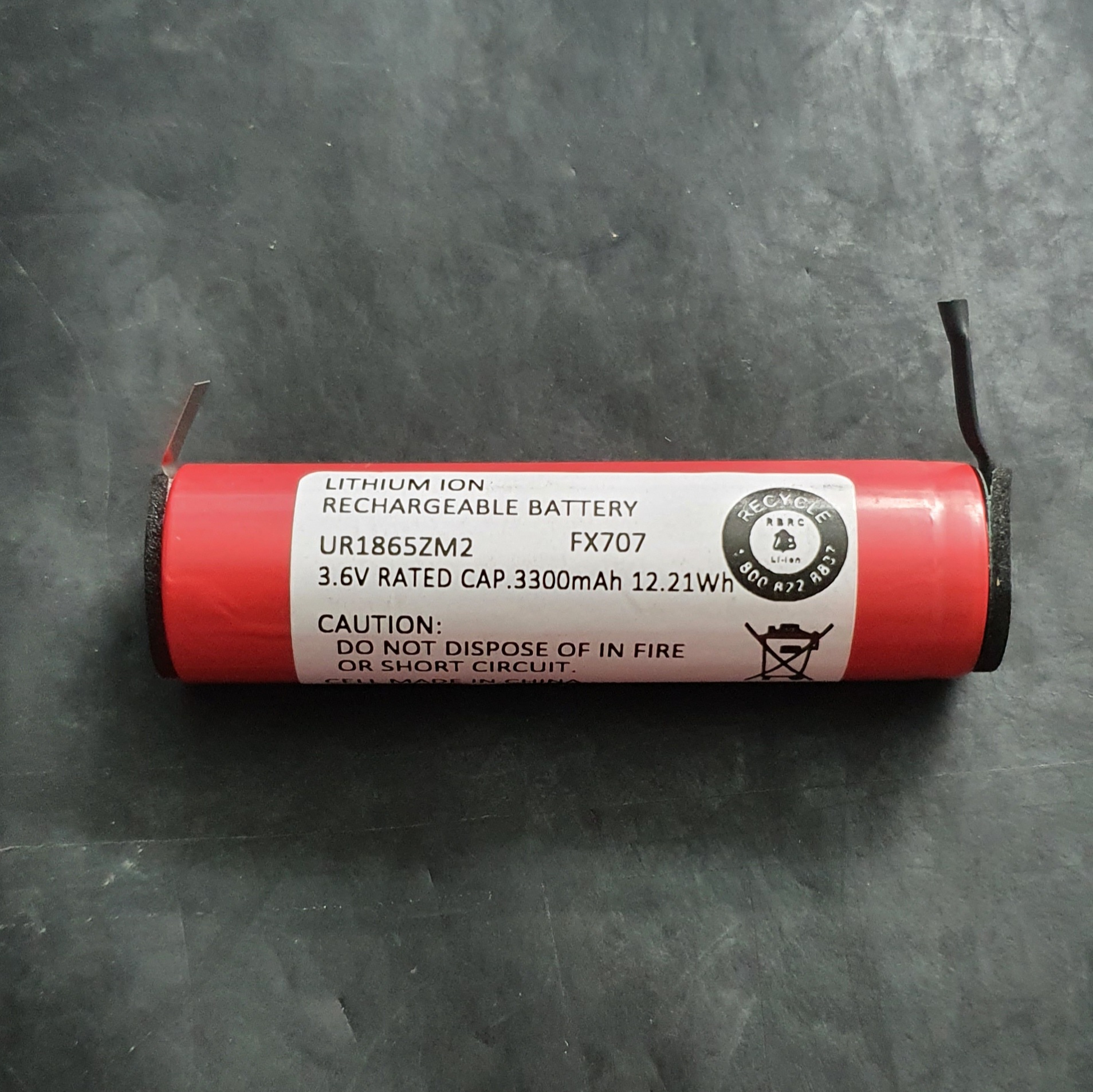 Bateria recarregável de íon de lítio vermelha com etiqueta branca