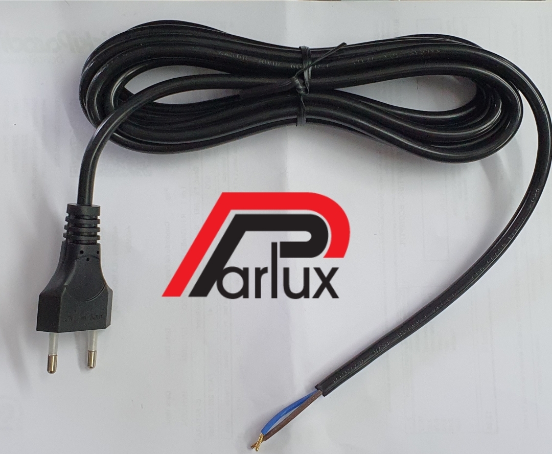 Cabo elétrico preto com ficha e fios desencapados