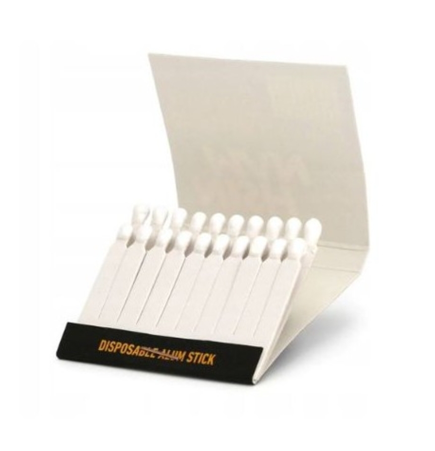 Caixa aberta de cotonetes descartáveis brancos com rótulo preto e texto amarelo.