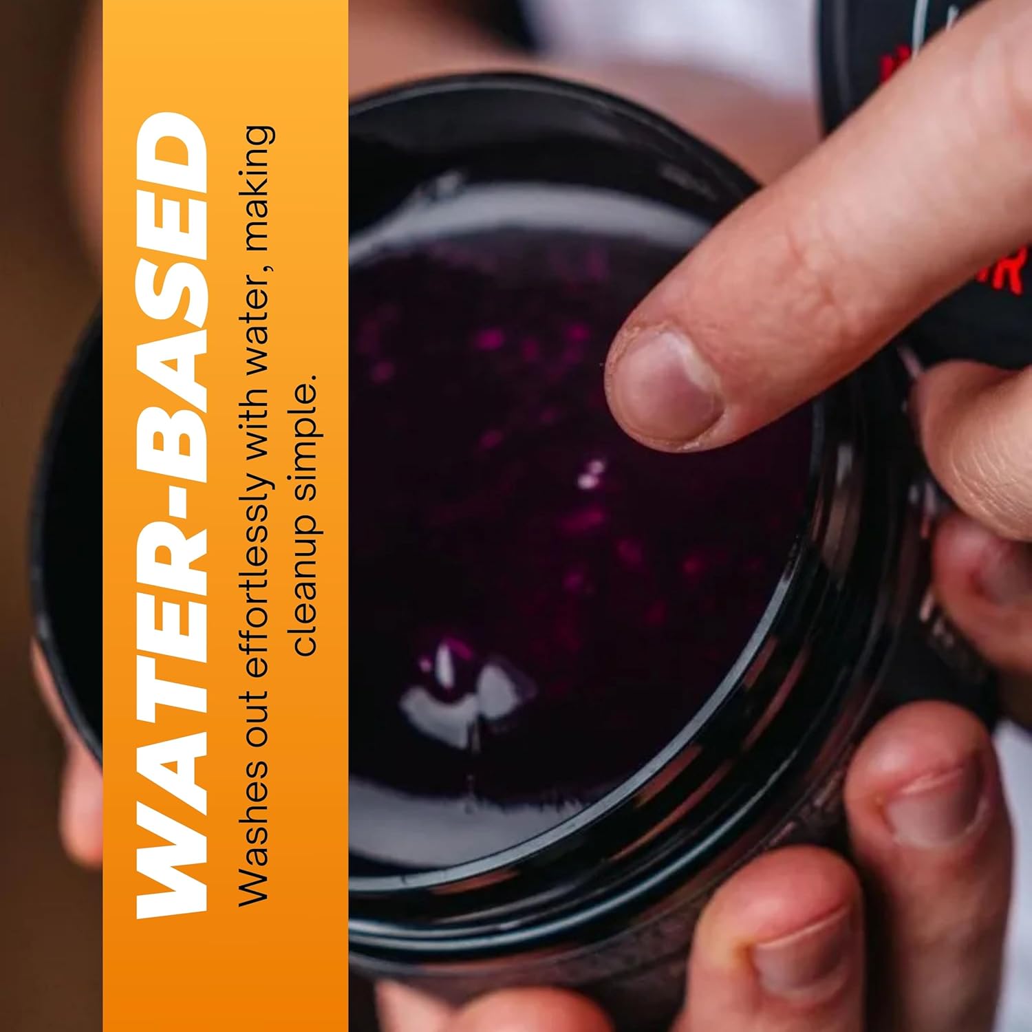 Gel para cabelo roxo em recipiente preto com texto sobre ser à base de água