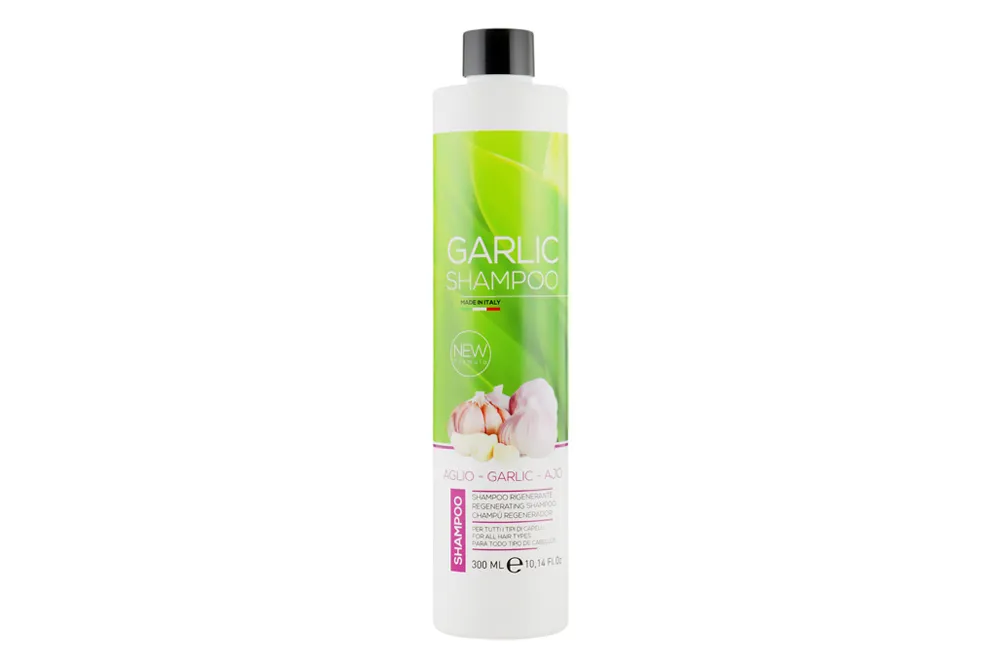 Frasco branco de champô Garlic Shampoo com etiqueta verde e tampa preta