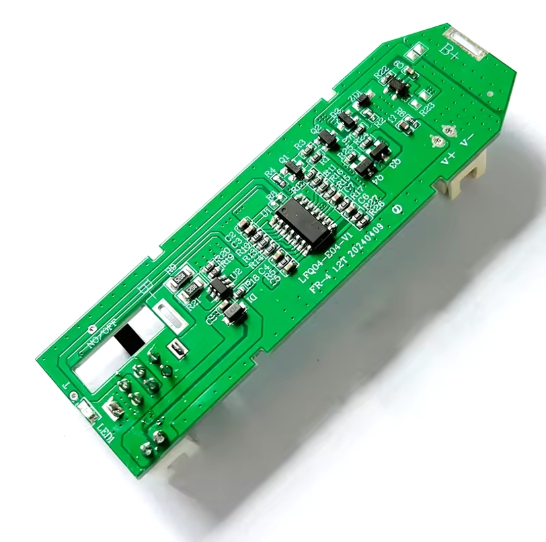 Placa eletrónica verde com componentes e texto impresso