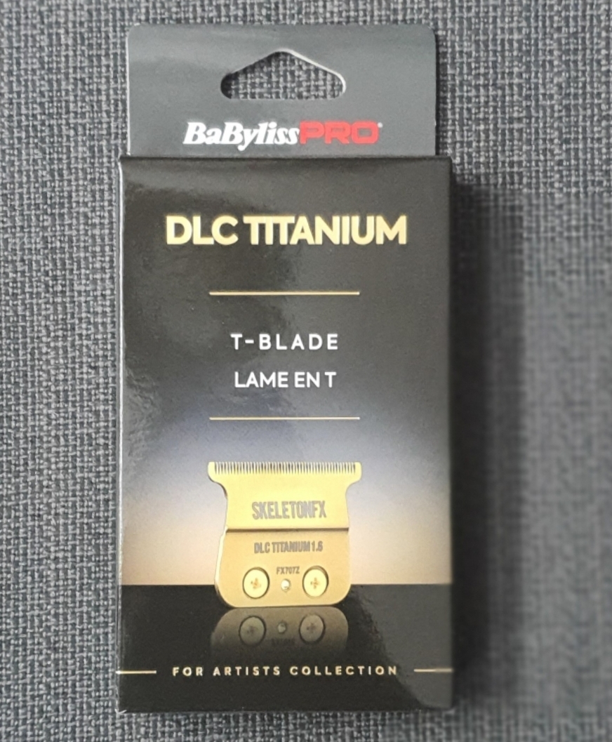 Embalagem preta e dourada da lâmina para máquina de cortar cabelo BaBylissPRO DLC Titanium T-Blade