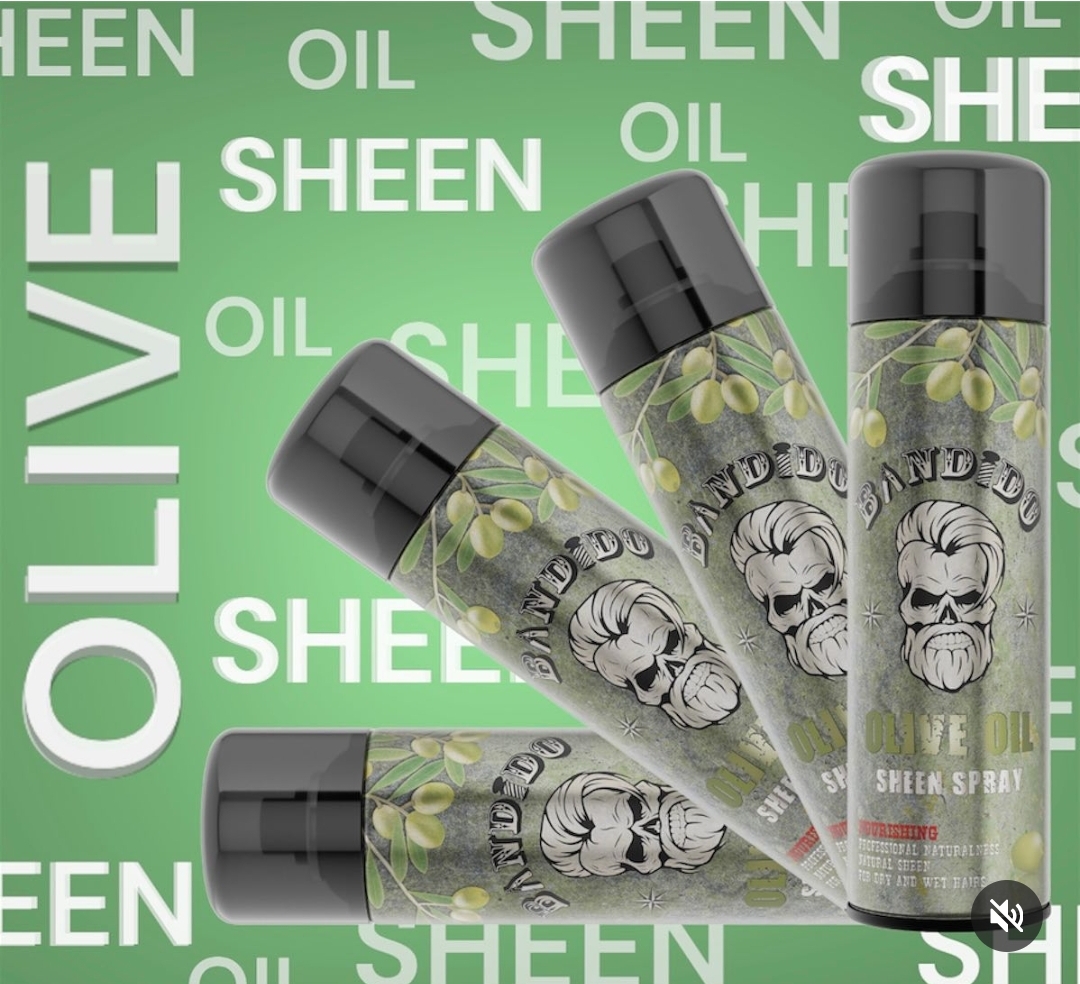 Frascos verdes de óleo de oliva em spray com rótulos de caveira e azeitonas, sobre fundo verde com texto