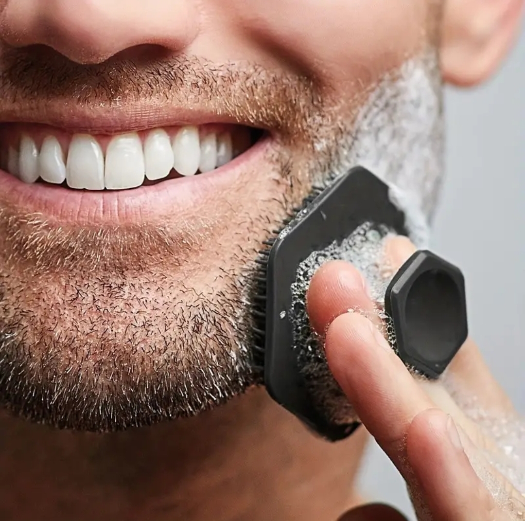 Homem aplicando espuma facial na barba com aplicador preto