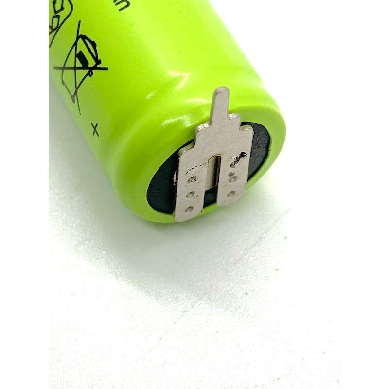 Bateria recarregável verde com terminais metálicos, sobre fundo branco