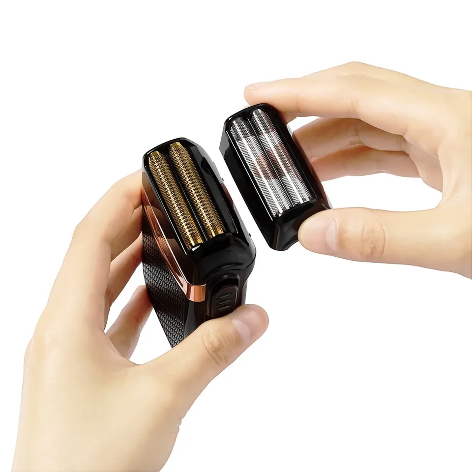 Máquina de barbear elétrica preta e dourada com tampa removível