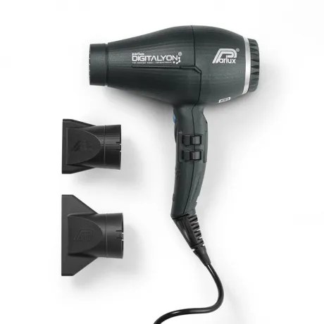 Secador de cabelo preto com acessórios em fundo branco