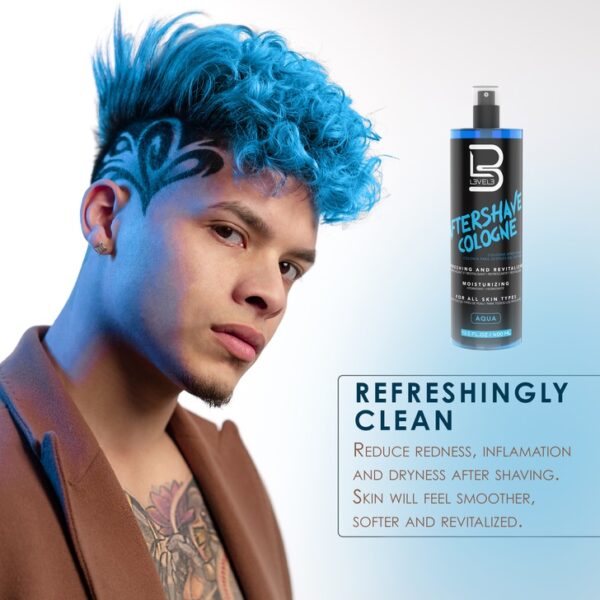 Homem com cabelo azul e frasco de aftershave cologne preto com texto em inglês