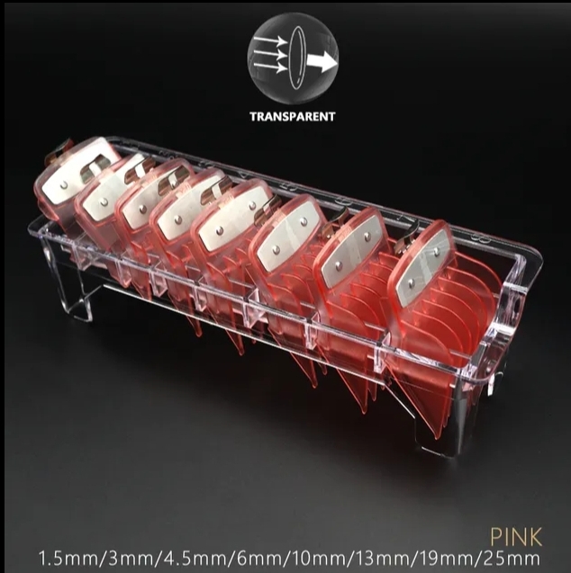 Organizador transparente com divisórias vermelhas e tamanhos indicados sobre fundo preto